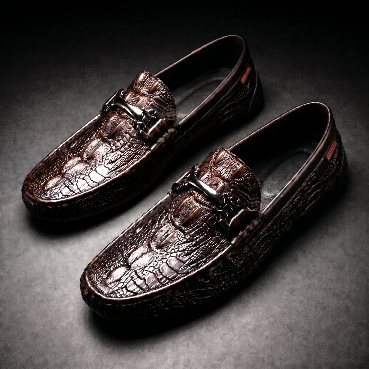 Mocassini uomo con texture a coccodrillo e fibbia decorativa