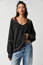 Sudadera negra de mujer con escote en V y costuras en contraste
