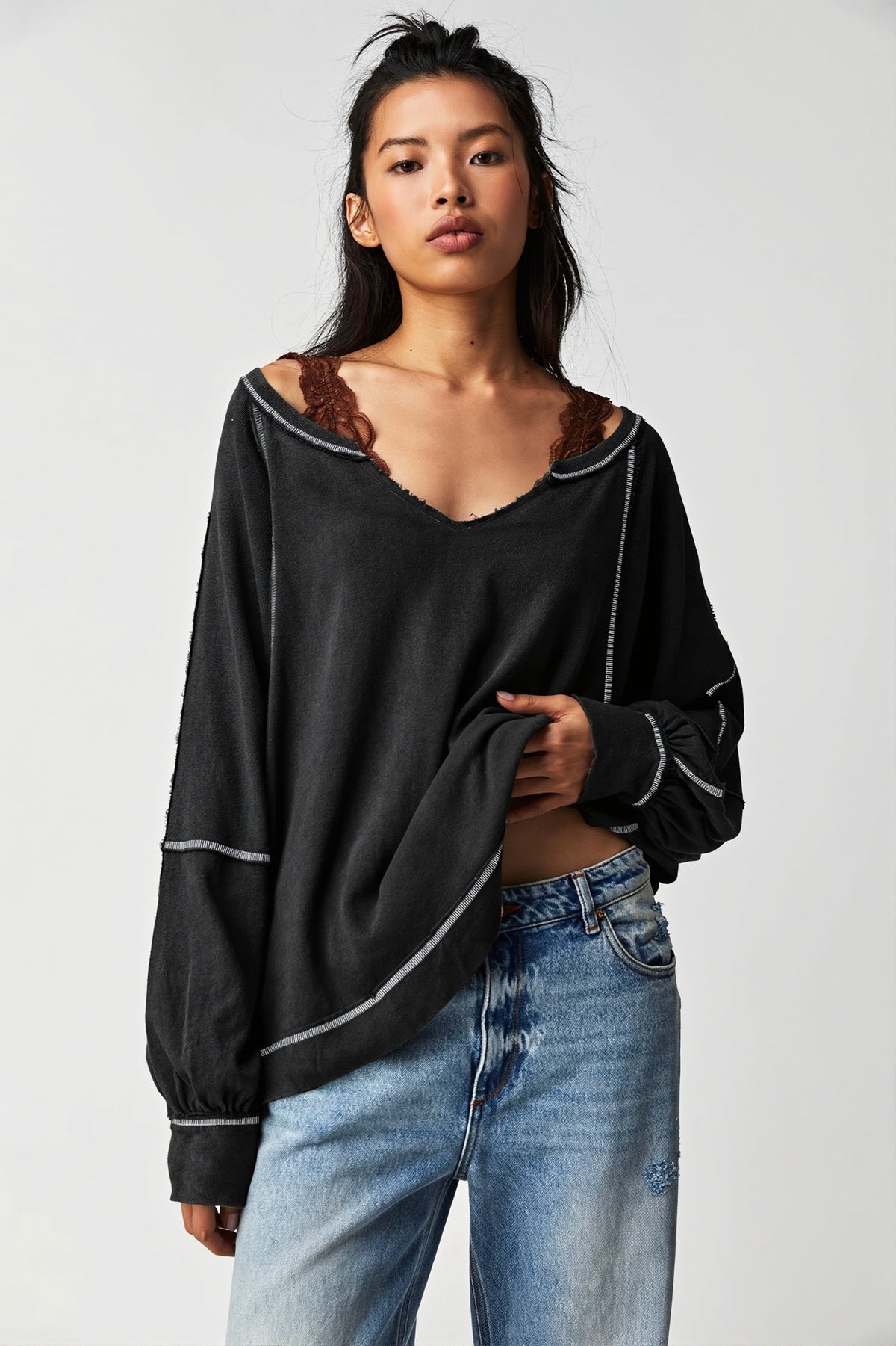 Sort sweatshirt til damer med V-hals og kontrastsømme