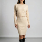 Ensemble en maille femme avec pull court et jupe midi