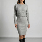 Ensemble en maille femme avec pull court et jupe midi