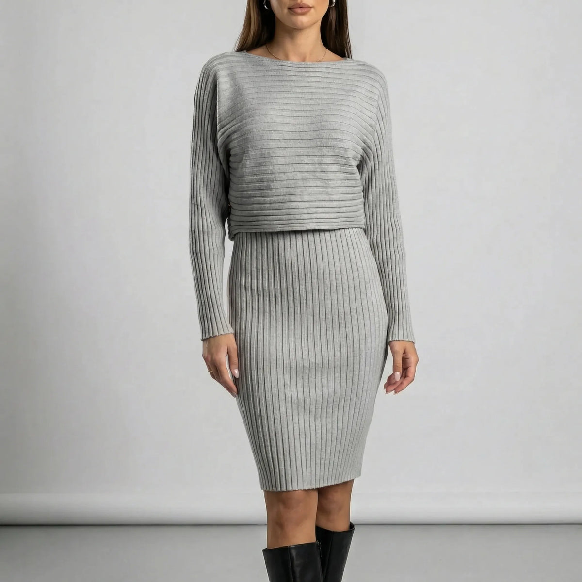 Strikket sæt til damer med kort sweater og midinederdel