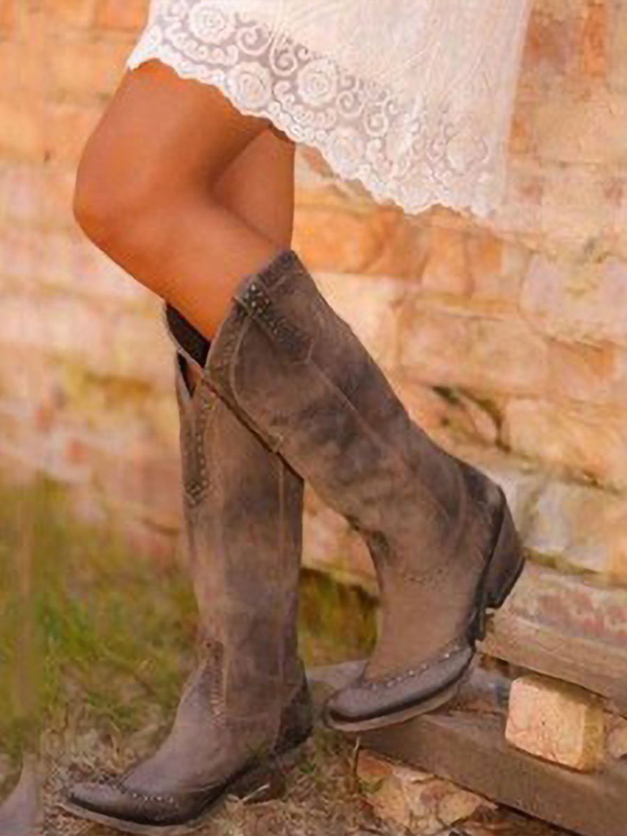 Botas de cowboy de mulher acima do joelho com tachas decorativas