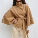 Cappotto donna a mantella con collo alto e cintura