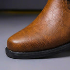 Botins de homem estilo motard com tiras decorativas e salto baixo