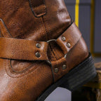 Botins de homem estilo motard com tiras decorativas e salto baixo