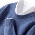 Ensfarvet unisex sweater med rund hals i strik