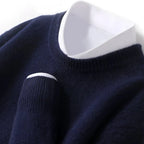 Ensfarvet unisex sweater med rund hals i strik