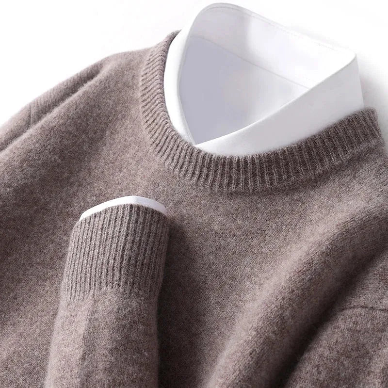 Ensfarvet unisex sweater med rund hals i strik