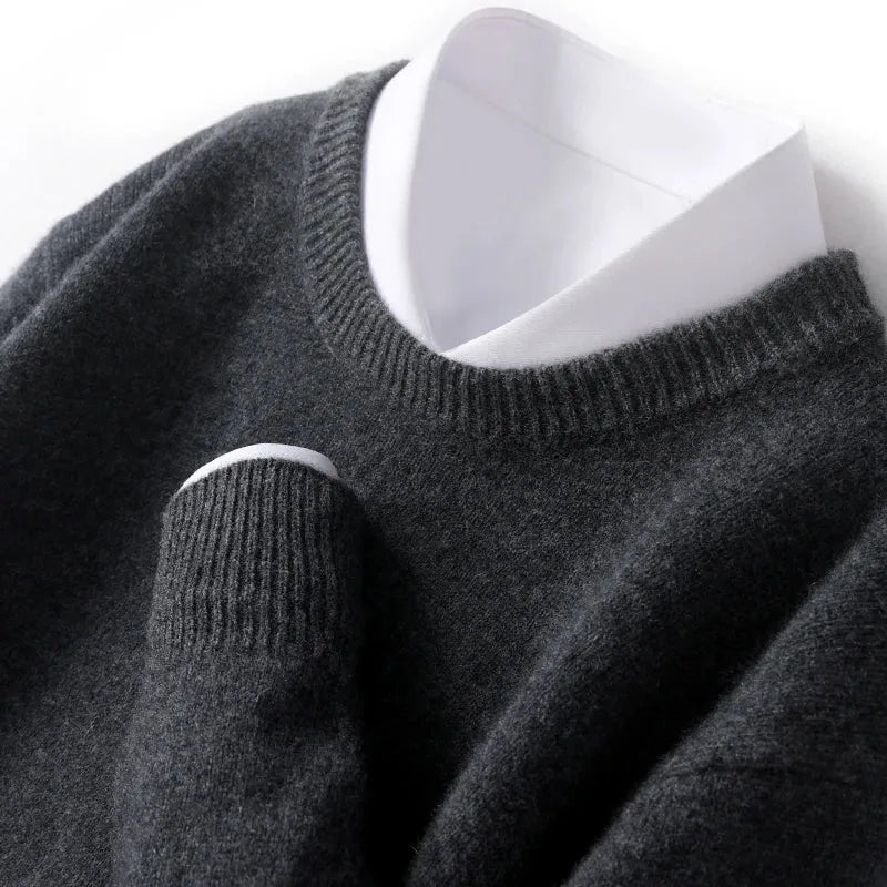 Ensfarvet unisex sweater med rund hals i strik