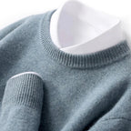 Ensfarvet unisex sweater med rund hals i strik