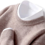 Ensfarvet unisex sweater med rund hals i strik