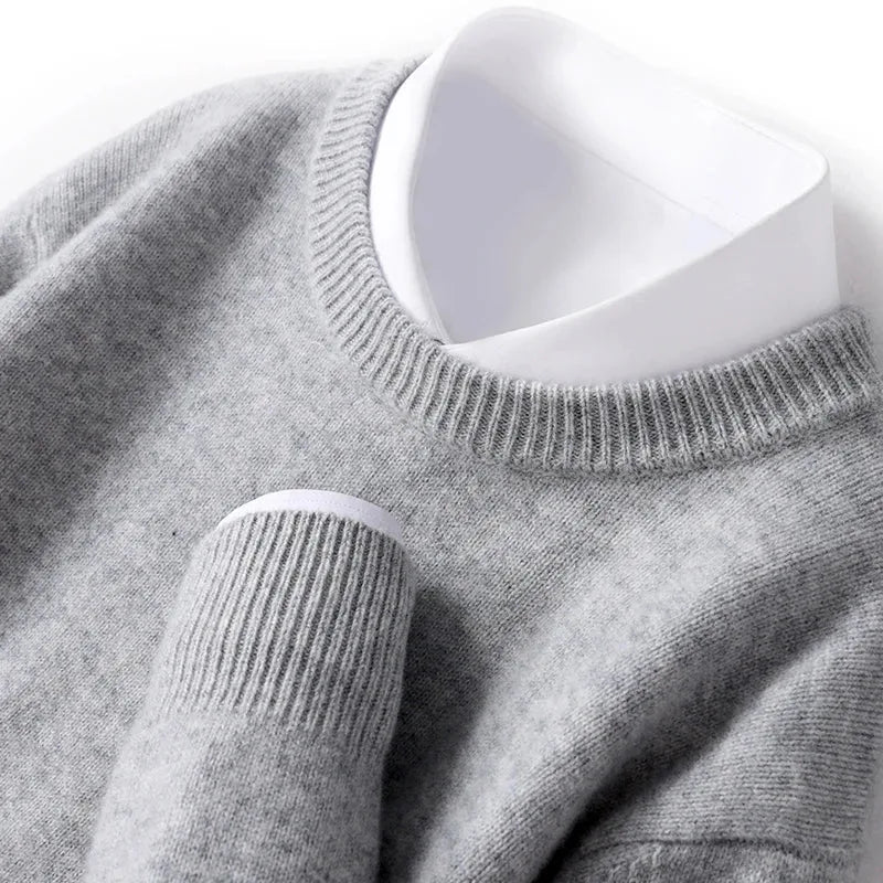 Ensfarvet unisex sweater med rund hals i strik