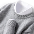 Ensfarvet unisex sweater med rund hals i strik