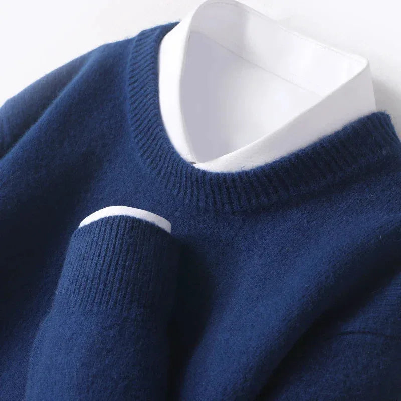 Ensfarvet unisex sweater med rund hals i strik