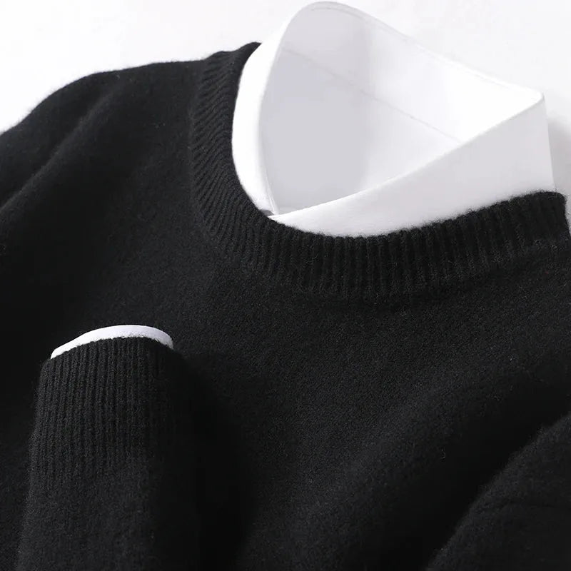 Ensfarvet unisex sweater med rund hals i strik
