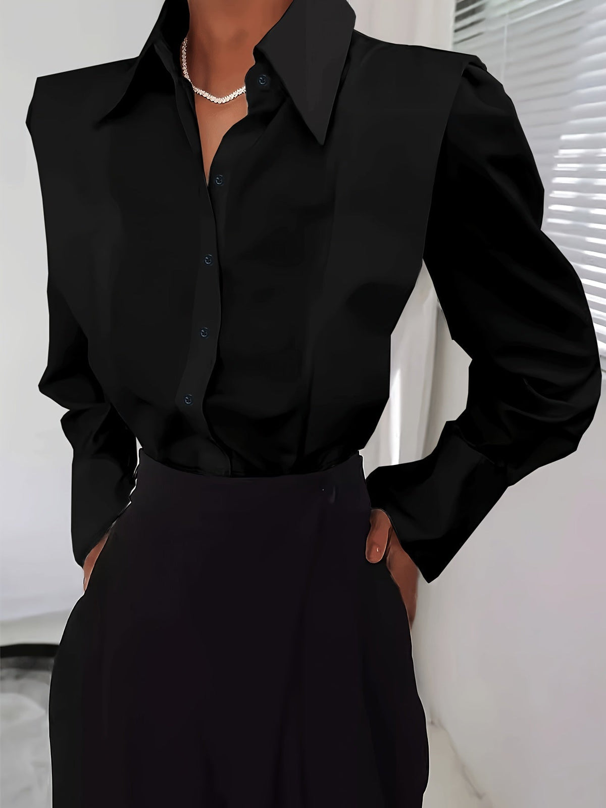Chemise ajustée femme à col classique, boutonnée