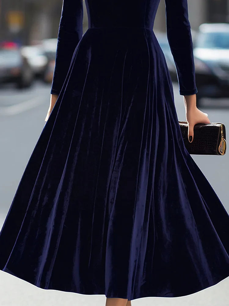 Vestido midi de mulher em veludo com mangas compridas