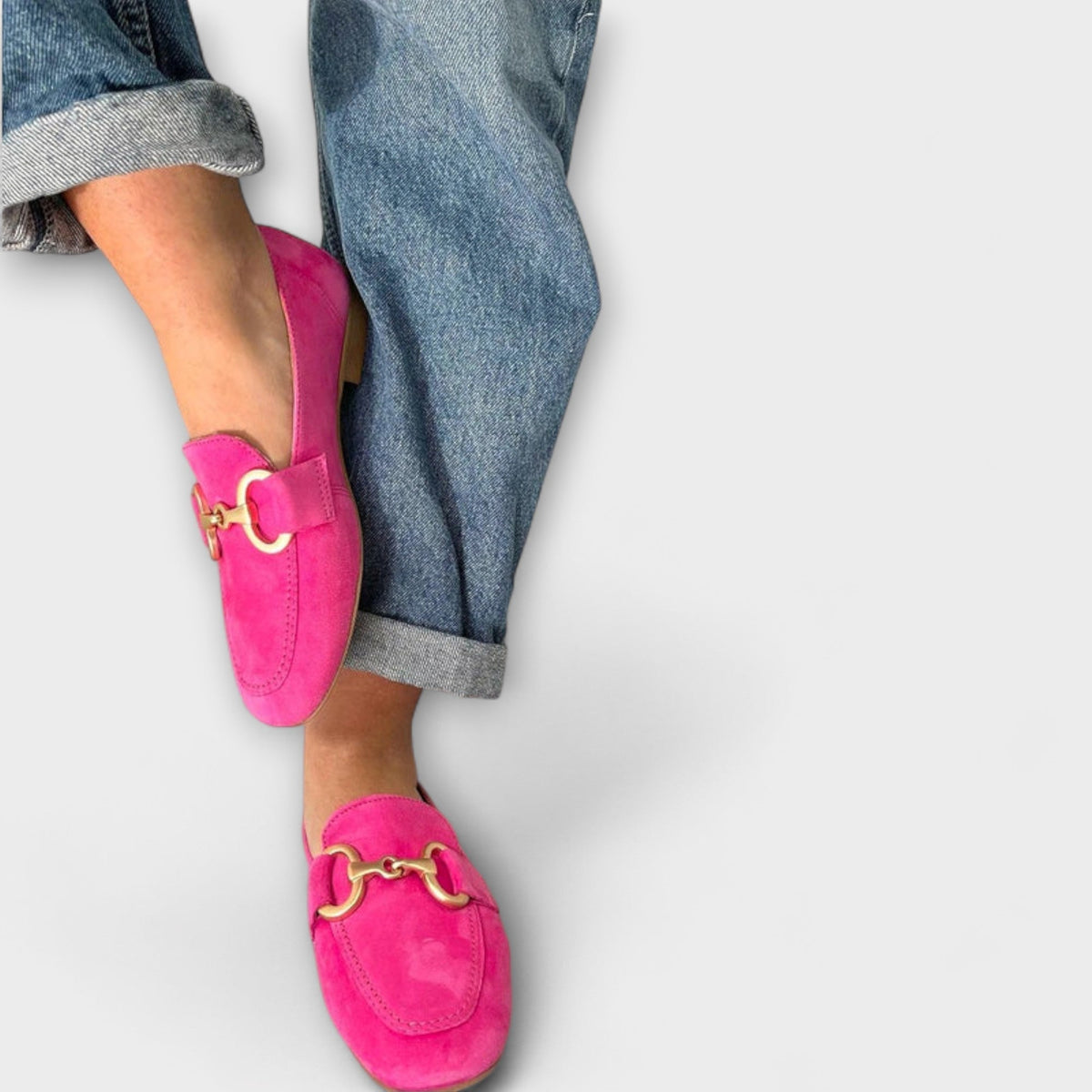 Różowe damskie mokasyny z ozdobnym złotym łańcuszkiem
