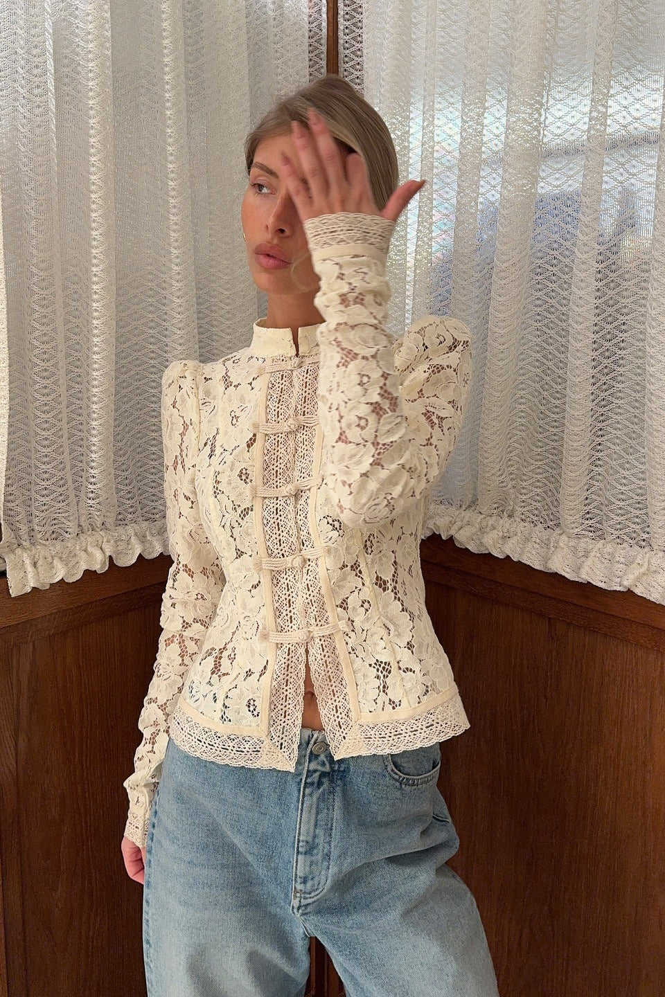Női csipkekardigán állógallérral és gombokkal