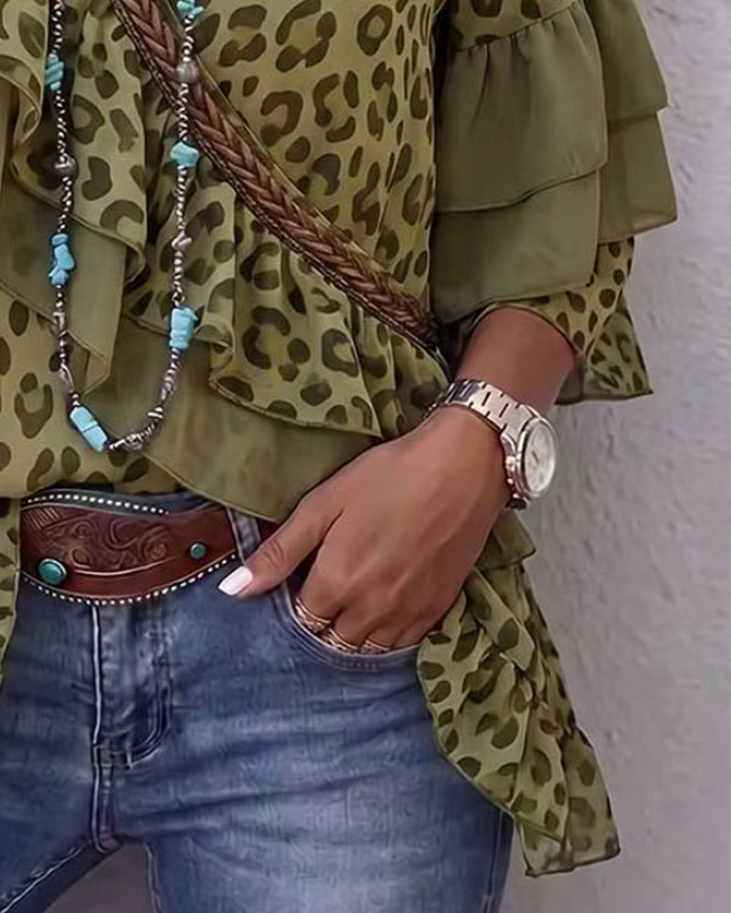 Blusa de mujer de estampado de leopardo con volante y escote en V