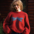 Maglione donna rosso con motivo di libellula e girocollo