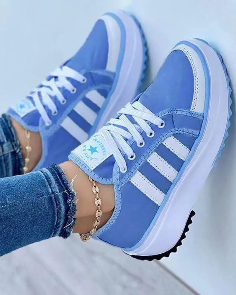 Sneakers donna con lacci, tre strisce e suola spessa