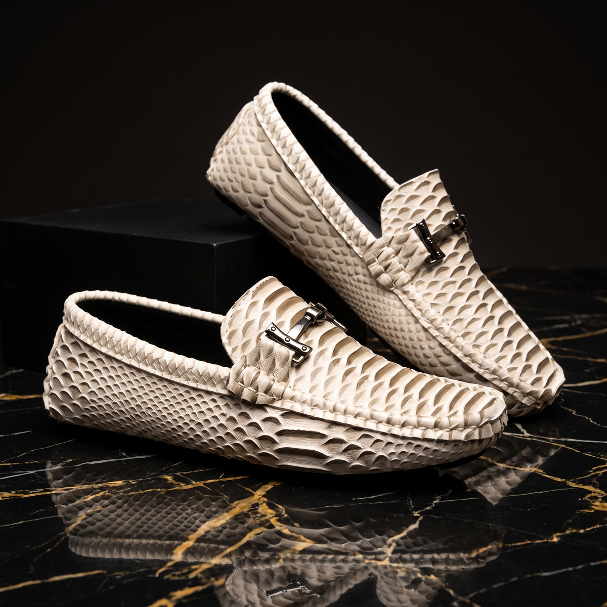 Mocasini unisex texturați cu cataramă decorativă