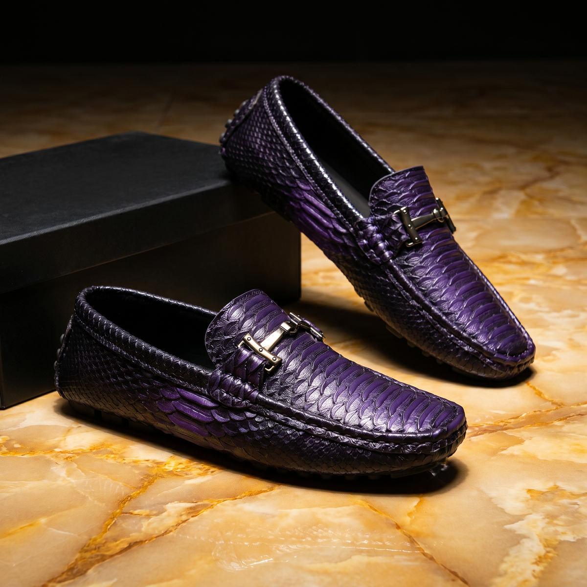 Mocasini unisex texturați cu cataramă decorativă