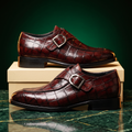 Mocasines de hombre con hebilla decorativa y caña grabada