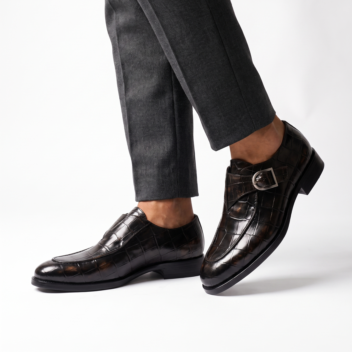 Mocasines de hombre con hebilla decorativa y caña grabada