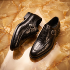 Mocasines de hombre con hebilla decorativa y caña grabada