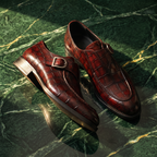 Mocasines de hombre con hebilla decorativa y caña grabada