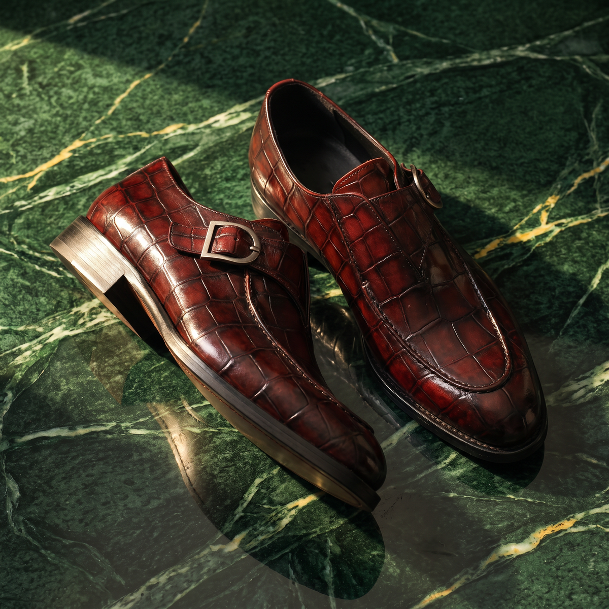 Mocasines de hombre con hebilla decorativa y caña grabada