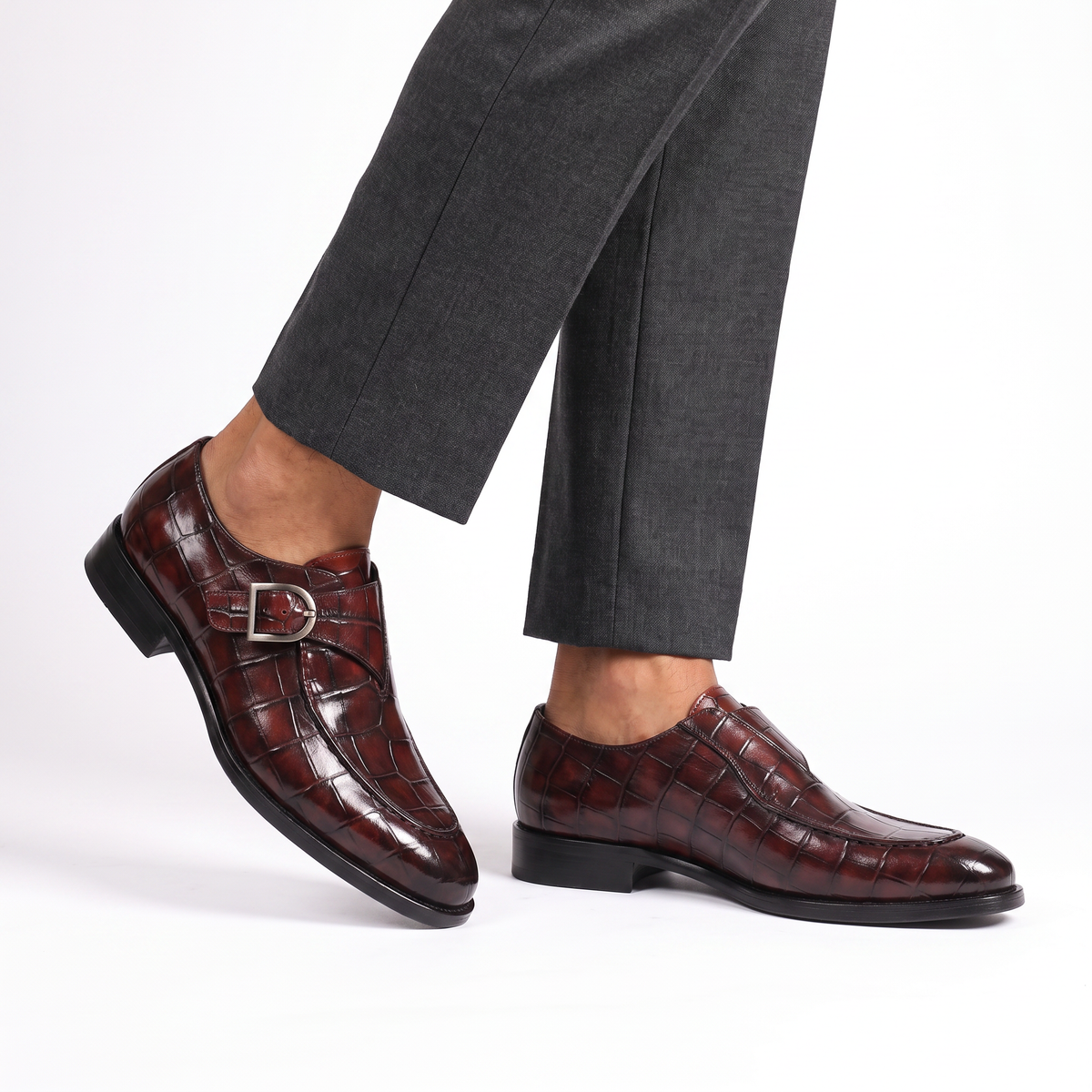 Mocasines de hombre con hebilla decorativa y caña grabada
