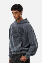 Szara męska bluza z kapturem, grafiką czaszki, nitami i kieszenią kangurką