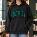 Damska bluza z kapturem, kieszenią kangurka i napisem Brooklyn