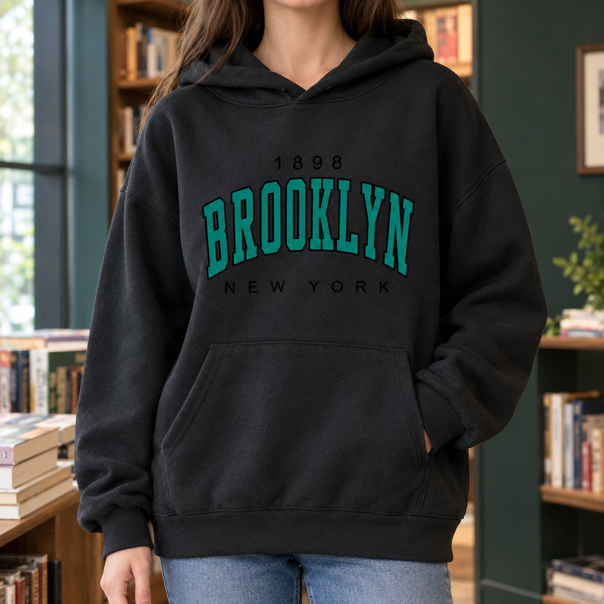 Damska bluza z kapturem, kieszenią kangurka i napisem Brooklyn