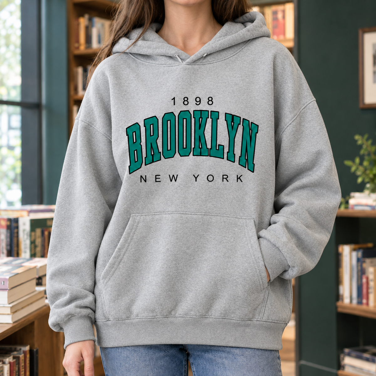 Damska bluza z kapturem, kieszenią kangurka i napisem Brooklyn