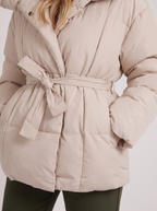 Casaco acolchoado branco de mulher com capuz e cinto
