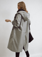 Gabardina oversize de mujer con capucha y botones
