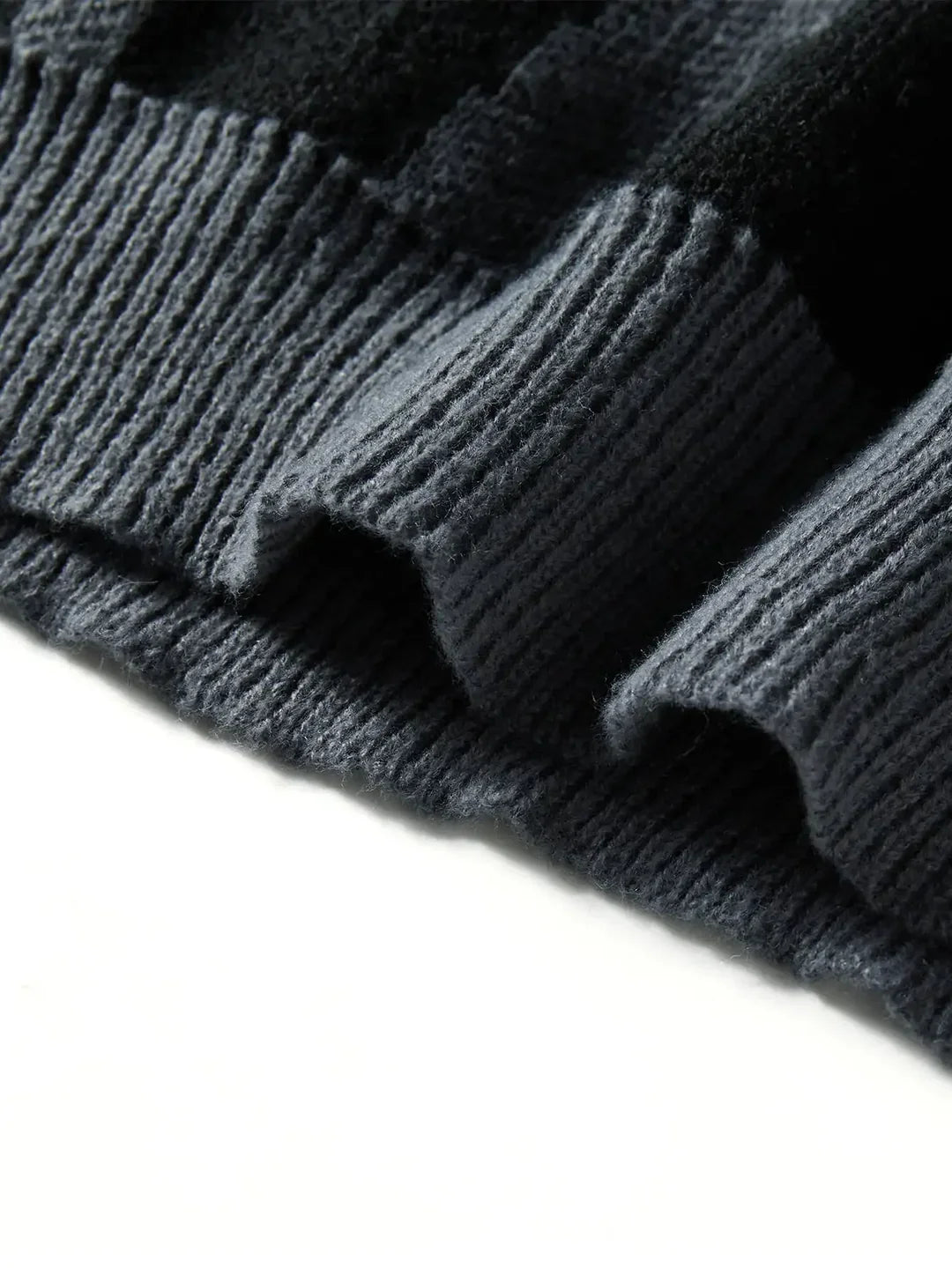 Męski sweter dzianinowy z abstrakcyjnym kontrastowym wzorem, okrągłym dekoltem i długimi rękawami