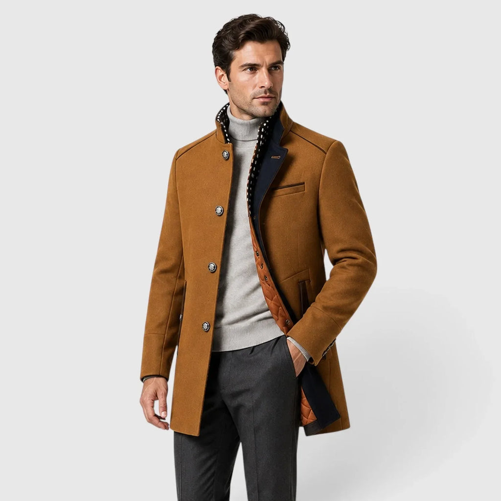 Męski płaszcz typu trencz z wysoką stójką, guzikami i kieszeniami na zamki
