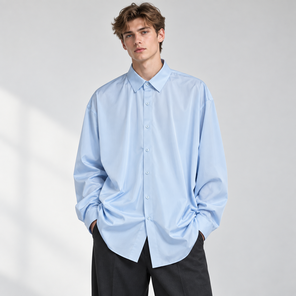 Męska gładka koszula slim fit z klasycznym kołnierzykiem i podwiniętymi rękawami