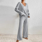 Completo donna in maglia a coste, maglione con scollo a V e pantaloni