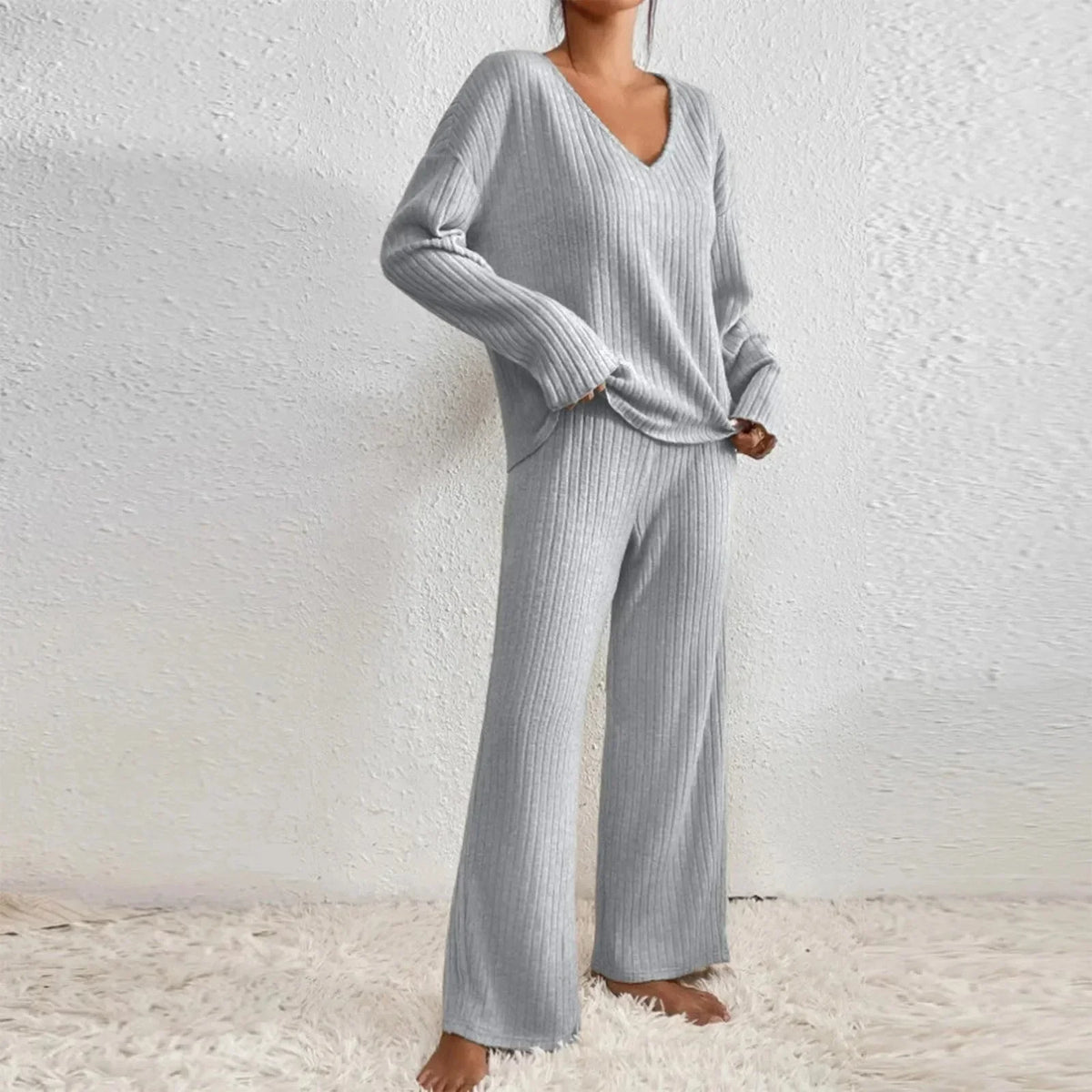 Completo donna in maglia a coste, maglione con scollo a V e pantaloni