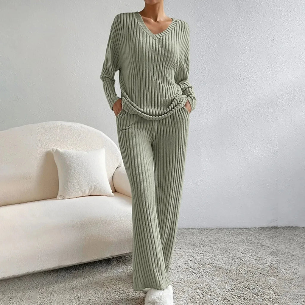 Completo donna in maglia a coste, maglione con scollo a V e pantaloni