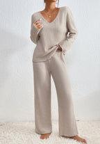 Completo donna in maglia a coste, maglione con scollo a V e pantaloni