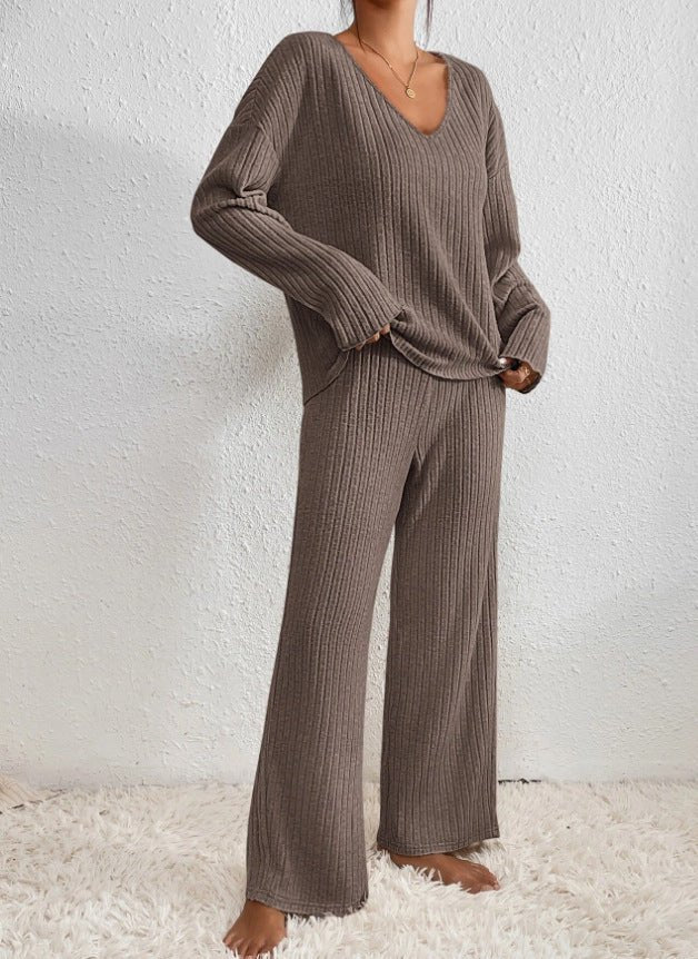 Completo donna in maglia a coste, maglione con scollo a V e pantaloni