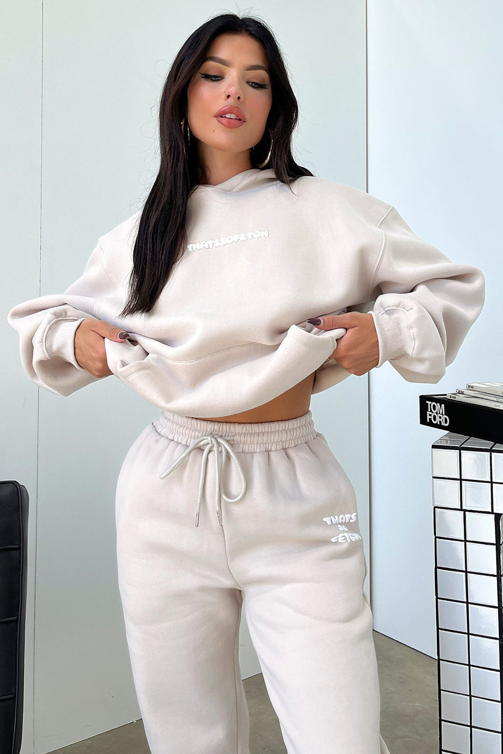 Sweatshirt com capuz de mulher com bolso canguru, cor creme